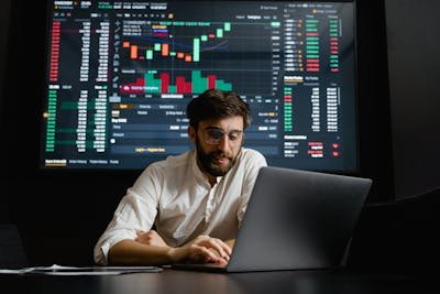 Devenir un trader rentable : 5 étapes pour réussir efficacement